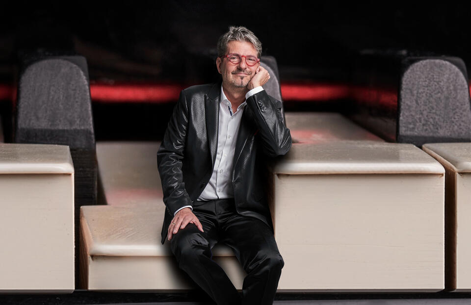 Jule Bauer und Laura Jörres mit Nyckelharpas (Schlüsselfideln)